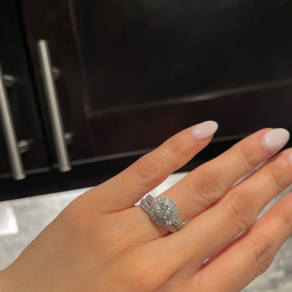 SOLD ✨ Diamond wedding and engagement set - Picture 3 of 10